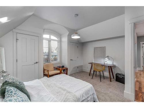 2824 12 Avenue Nw, Calgary, AB - Indoor Photo Showing Bedroom