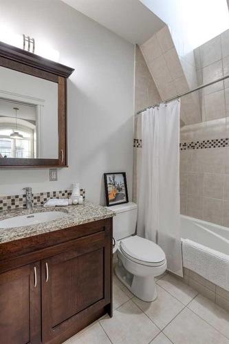 2824 12 Avenue Nw, Calgary, AB - Indoor Photo Showing Bathroom