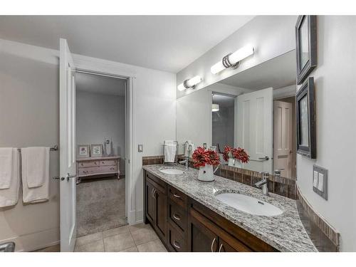 2824 12 Avenue Nw, Calgary, AB - Indoor Photo Showing Bathroom