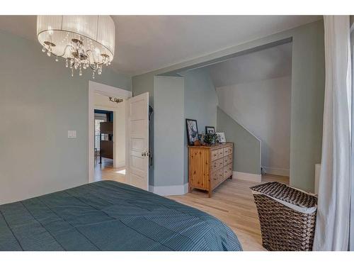 226 10A Street Nw, Calgary, AB - Indoor Photo Showing Bedroom