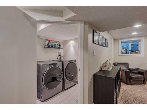 226 10A Street Nw, Calgary, AB - Indoor Photo Showing Laundry Room