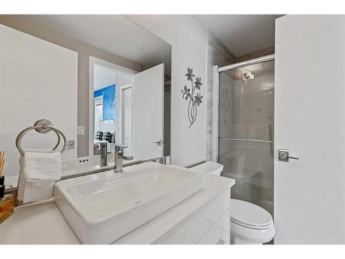 101-17 Mahogany Circle Se, Calgary, AB - Indoor Photo Showing Bathroom