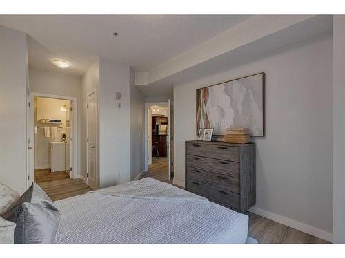 206-1800 14A Street Sw, Calgary, AB - Indoor Photo Showing Bedroom