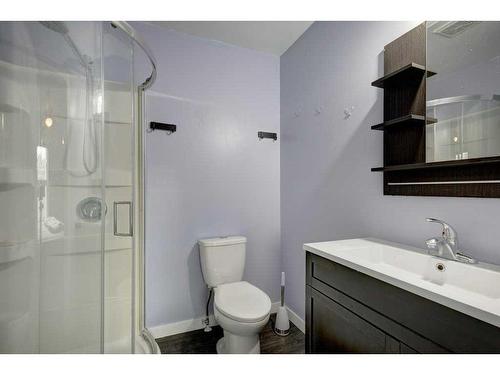 9-7 Westland Road, Okotoks, AB - Indoor Photo Showing Bathroom