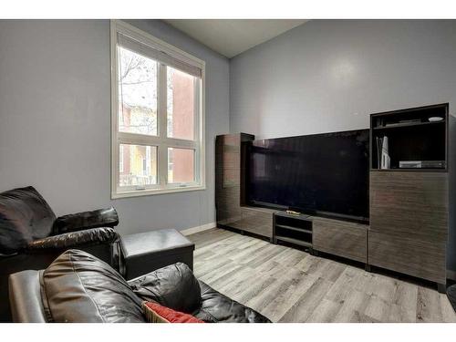 9-7 Westland Road, Okotoks, AB - Indoor Photo Showing Living Room