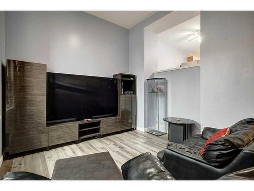 9-7 Westland Road, Okotoks, AB - Indoor Photo Showing Living Room