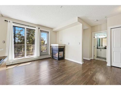 104-532 5 Avenue Ne, Calgary, AB - Indoor Photo Showing Living Room