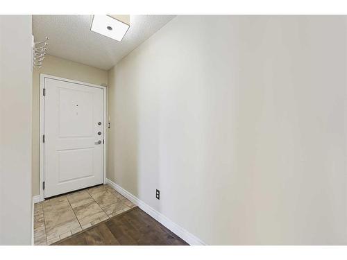 104-532 5 Avenue Ne, Calgary, AB - Indoor Photo Showing Other Room