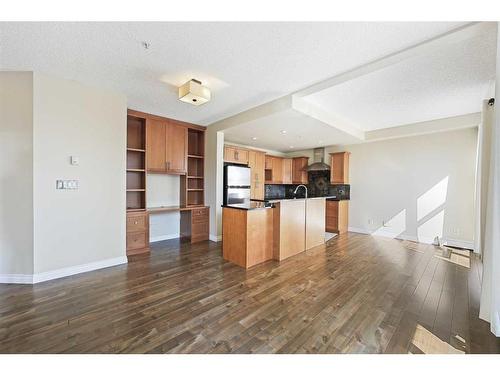 104-532 5 Avenue Ne, Calgary, AB - Indoor Photo Showing Kitchen