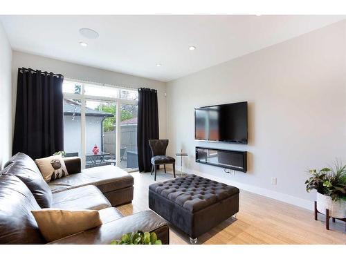 2614 21 Street Sw, Calgary, AB - Indoor Photo Showing Living Room