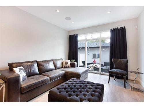 2614 21 Street Sw, Calgary, AB - Indoor Photo Showing Living Room