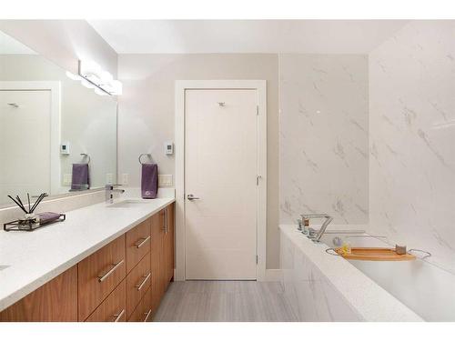 2614 21 Street Sw, Calgary, AB - Indoor Photo Showing Bathroom