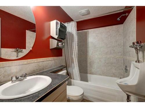 5 Prestwick Mount Se, Calgary, AB - Indoor Photo Showing Bathroom