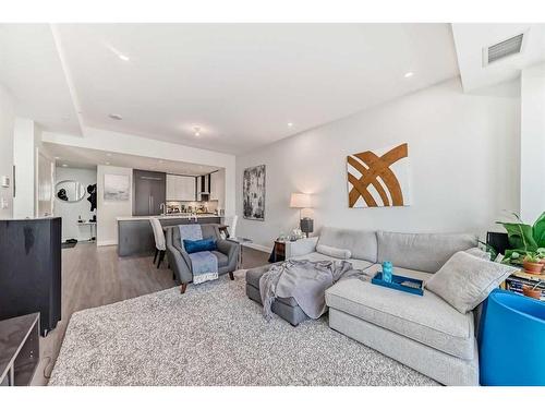 206-930 16 Avenue Sw, Calgary, AB - Indoor Photo Showing Living Room