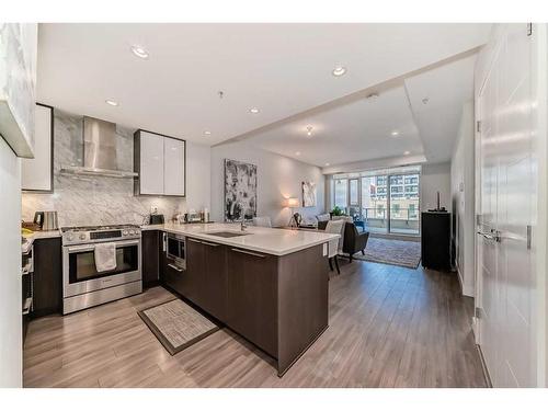 206-930 16 Avenue Sw, Calgary, AB - Indoor Photo Showing Kitchen With Upgraded Kitchen