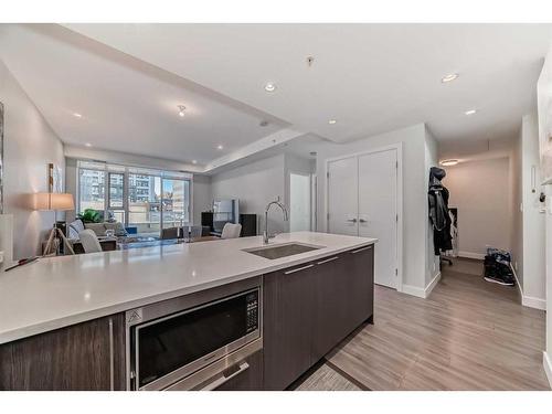 206-930 16 Avenue Sw, Calgary, AB - Indoor Photo Showing Kitchen