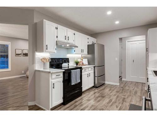 112 Thorson Crescent, Okotoks, AB - Indoor Photo Showing Kitchen