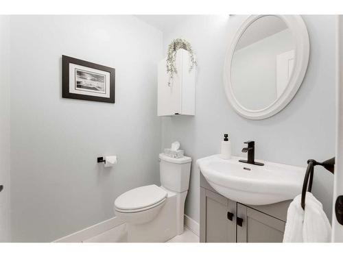 112 Thorson Crescent, Okotoks, AB - Indoor Photo Showing Bathroom