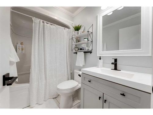 112 Thorson Crescent, Okotoks, AB - Indoor Photo Showing Bathroom