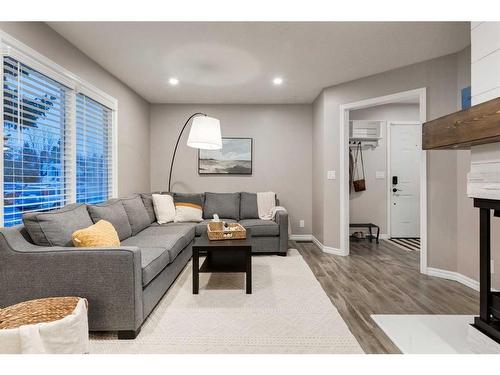 112 Thorson Crescent, Okotoks, AB - Indoor Photo Showing Living Room