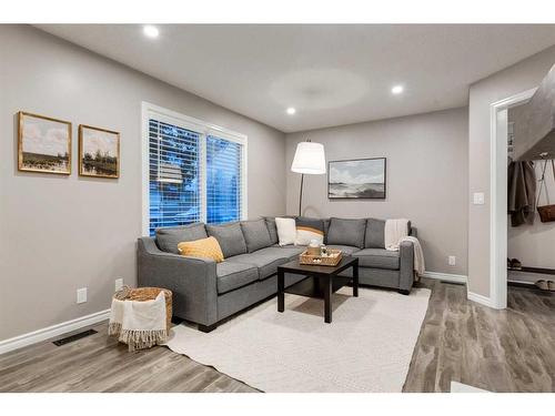 112 Thorson Crescent, Okotoks, AB - Indoor Photo Showing Living Room