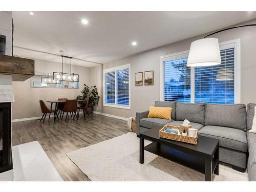 112 Thorson Crescent, Okotoks, AB - Indoor Photo Showing Living Room