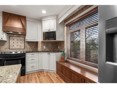 43 Woodford Court Sw, Calgary, AB - Indoor Photo Showing Kitchen