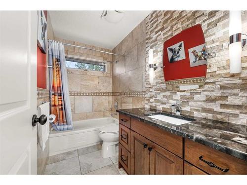 43 Woodford Court Sw, Calgary, AB - Indoor Photo Showing Bathroom