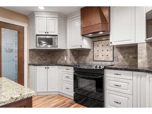 43 Woodford Court Sw, Calgary, AB - Indoor Photo Showing Kitchen