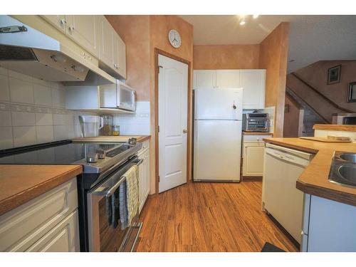 72 Hamptons Link Nw, Calgary, AB - Indoor Photo Showing Kitchen