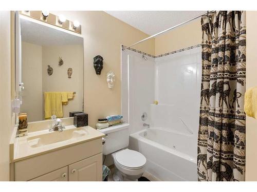 72 Hamptons Link Nw, Calgary, AB - Indoor Photo Showing Bathroom