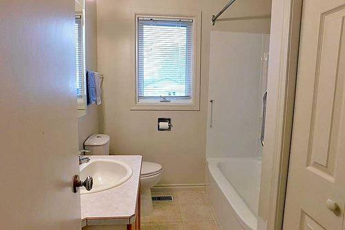 335 48 Avenue West, Claresholm, AB - Indoor Photo Showing Bathroom