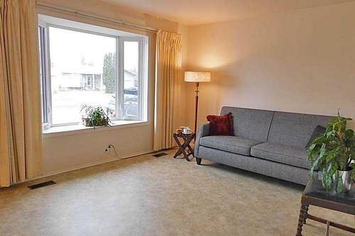 335 48 Avenue West, Claresholm, AB - Indoor Photo Showing Living Room