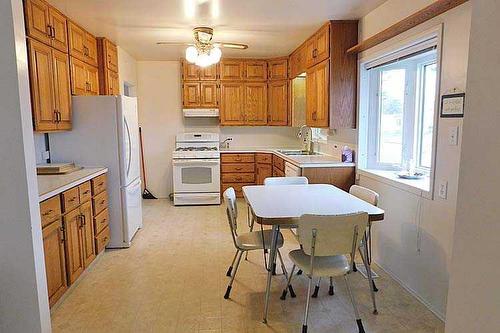 335 48 Avenue West, Claresholm, AB - Indoor Photo Showing Kitchen