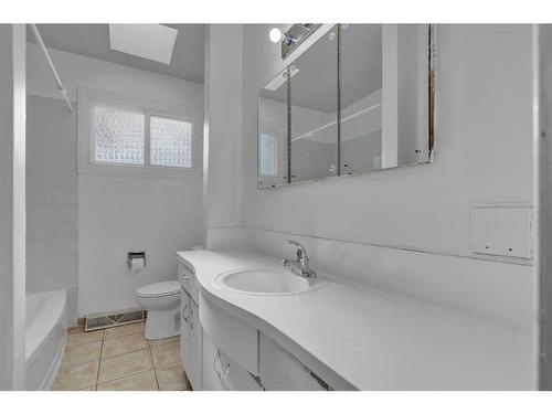 3903 Charleswood Drive Nw, Calgary, AB - Indoor Photo Showing Bathroom