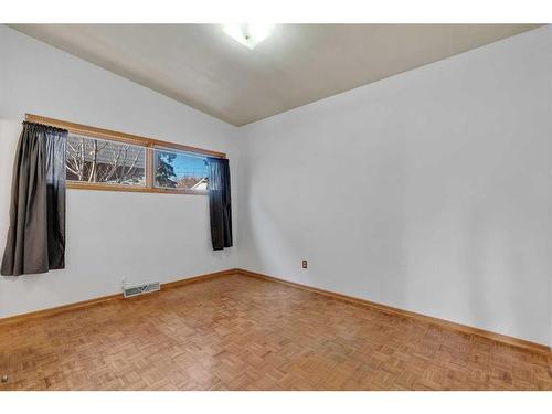 3903 Charleswood Drive Nw, Calgary, AB - Indoor Photo Showing Other Room