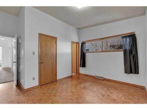 3903 Charleswood Drive Nw, Calgary, AB - Indoor Photo Showing Other Room