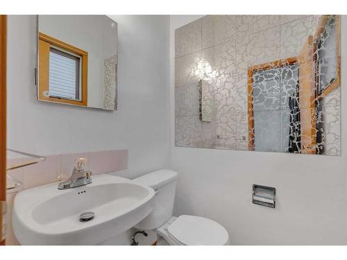 3903 Charleswood Drive Nw, Calgary, AB - Indoor Photo Showing Bathroom