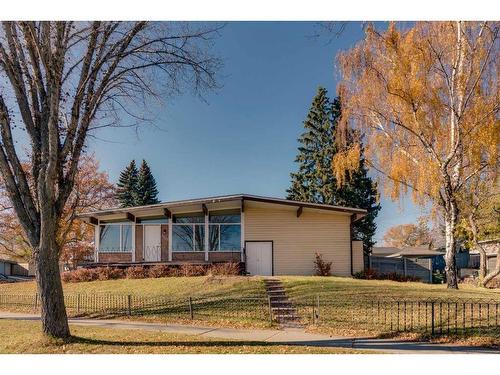 3903 Charleswood Drive Nw, Calgary, AB - Outdoor