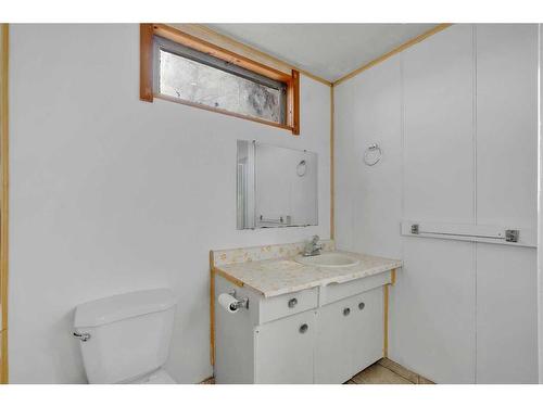 3903 Charleswood Drive Nw, Calgary, AB - Indoor Photo Showing Bathroom