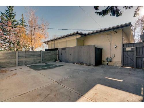 3903 Charleswood Drive Nw, Calgary, AB - Outdoor