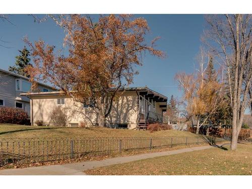 3903 Charleswood Drive Nw, Calgary, AB - Outdoor