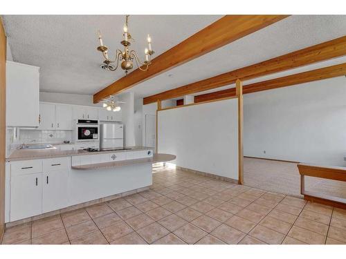 3903 Charleswood Drive Nw, Calgary, AB - Indoor Photo Showing Kitchen