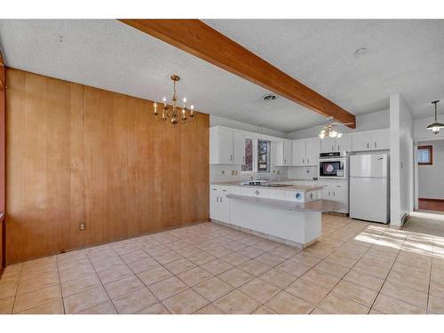 3903 Charleswood Drive Nw, Calgary, AB - Indoor Photo Showing Kitchen