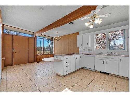 3903 Charleswood Drive Nw, Calgary, AB - Indoor Photo Showing Kitchen