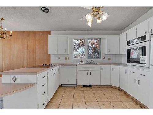 3903 Charleswood Drive Nw, Calgary, AB - Indoor Photo Showing Kitchen