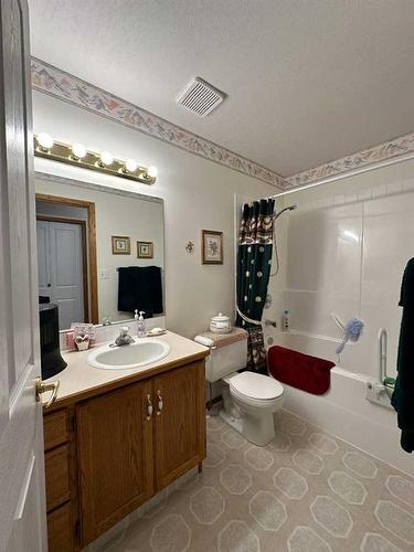 5601 Sunrise Crescent, Olds, AB - Indoor Photo Showing Bathroom