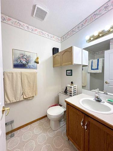 5601 Sunrise Crescent, Olds, AB - Indoor Photo Showing Bathroom