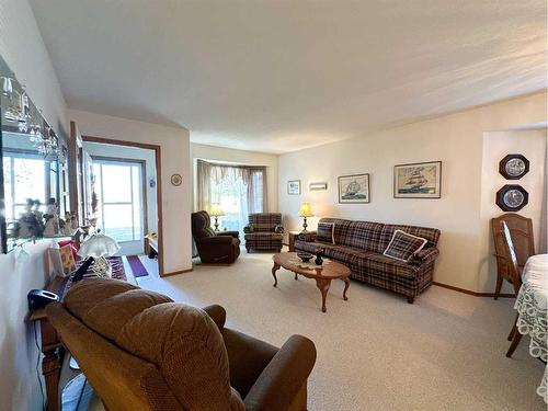 5601 Sunrise Crescent, Olds, AB - Indoor Photo Showing Living Room