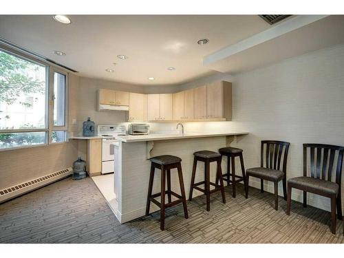 401-804 3 Avenue Sw, Calgary, AB - Indoor Photo Showing Kitchen